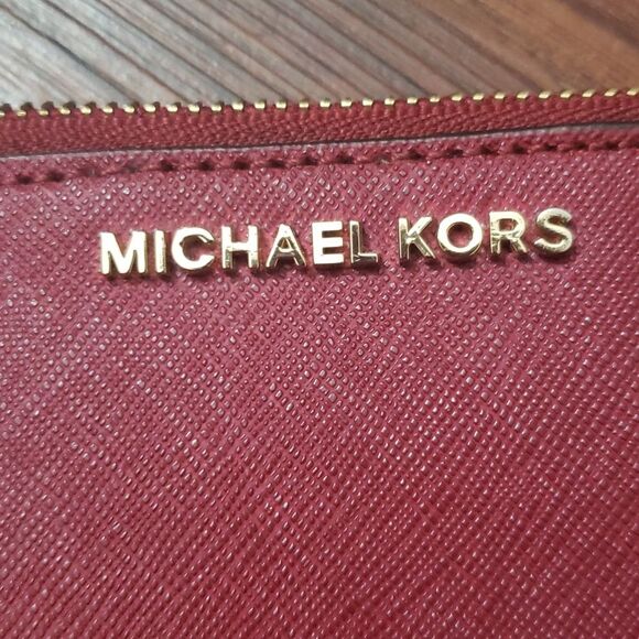 Michael Kors Burgundy Gold Chic Edgy Feminine Party Essential Leather Wristlet - Picture 4 of 4